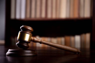 Hakimler kitaplığın arka planında tokmak var. Yargıç ofisi.