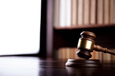 Hakimler kitaplığın arka planında tokmak var. Yargıç ofisi.