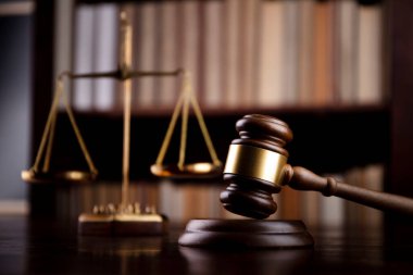 Hakimler kitaplığın arka planında tokmak var. Yargıç ofisi.