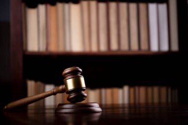 Hakimler kitaplığın arka planında tokmak var. Yargıç ofisi.