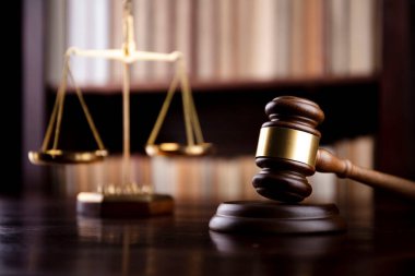 Hakimler kitaplığın arka planında tokmak var. Yargıç ofisi.