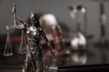 Avukatlık bürosu konsepti. Hukuk sembolleri: Heykel, tokmak ve ölçek.