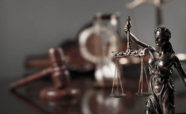 Avukatlık bürosu konsepti. Hukuk sembolleri: Heykel, tokmak ve ölçek.