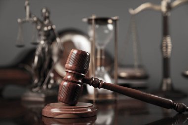 Avukatlık bürosu konsepti. Hukuk sembolleri: Heykel, tokmak ve ölçek.