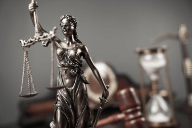 Avukatlık bürosu konsepti. Hukuk sembolleri: Heykel, tokmak ve ölçek.
