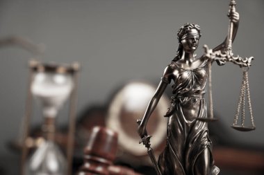 Avukatlık bürosu konsepti. Hukuk sembolleri: Heykel, tokmak ve ölçek.