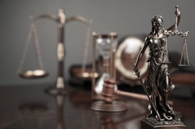 Avukatlık bürosu konsepti. Hukuk sembolleri: Heykel, tokmak ve ölçek.