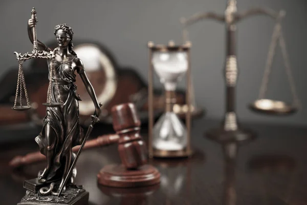 Rechtsanwaltskanzleikonzept Gesetzliche Symbolkomposition Themis Skulptur Hammer Und Maßstab — Stockfoto