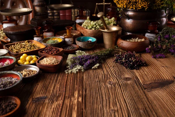 Antecedentes Medicina Natural Ervas Secas Sortidas Tigelas Argamassa Latão Mesa — Fotografia de Stock