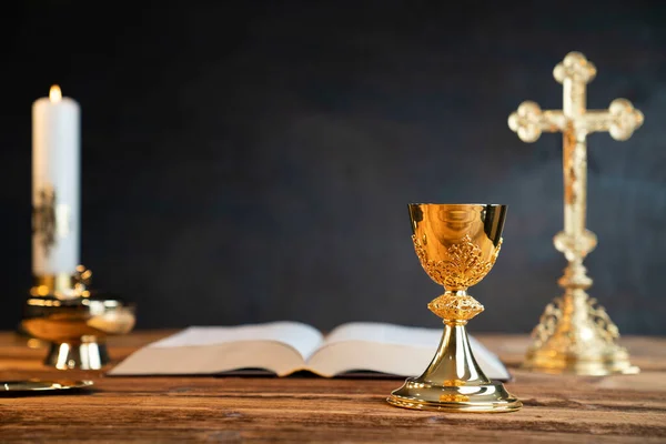 天主教的宗教概念 天主教的符号组成 十字架 修道院 圣经和木制祭坛上的金色圣杯 — 图库照片
