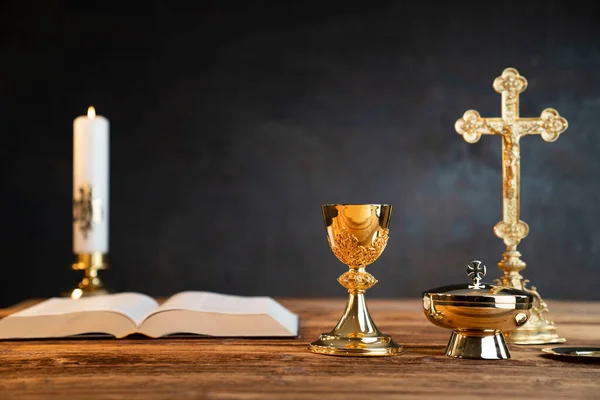 カトリックの宗教概念 カトリックのシンボル構成 木製の祭壇の上の十字架 記念碑 黄金の聖杯 — ストック写真