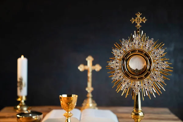 天主教的宗教概念 天主教的符号组成 十字架 修道院 圣经和木制祭坛上的金色圣杯 — 图库照片