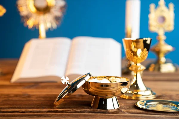 Katolické Náboženství Složení Katolických Symbolů Kříž Monstrance Svatá Bible Zlatý — Stock fotografie