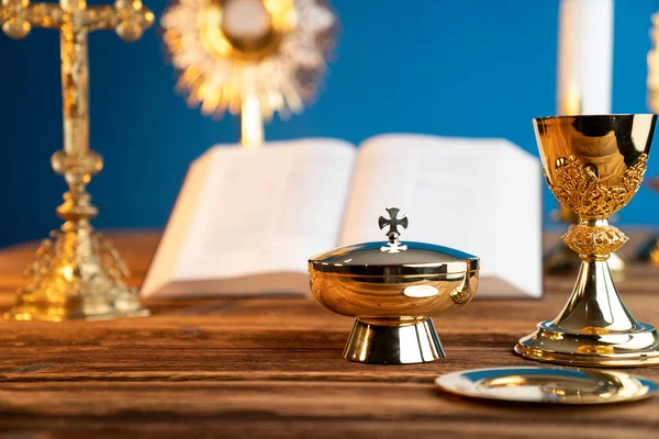 Conceito Religião Católica Composição Símbolos Católicos Cruz Monstrance Bíblia Sagrada — Fotografia de Stock