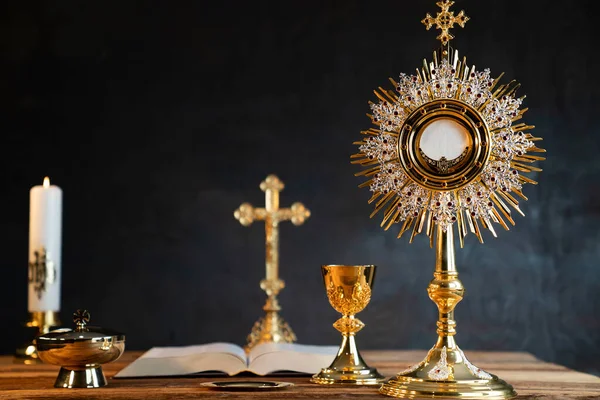 Katholisches Religionskonzept Katholische Symbolkomposition Kreuz Monstranz Bibel Und Goldener Kelch — Stockfoto