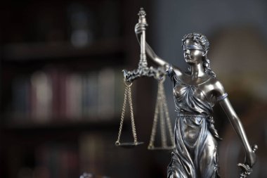 Hukuk teması. Yargıç odası. Kahverengi masasının üzerinde. Kitaplıkta yasal kitap koleksiyonu.