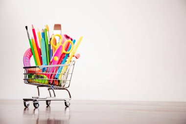 Okul malzemeleri. Beyaz arkaplanda izole edilmiş renkli okul aksesuarları. 