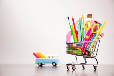 Okul malzemeleri. Beyaz arkaplanda izole edilmiş renkli okul aksesuarları. 