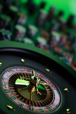 Kumarhane teması, ruleti kapat, kırmızı ve siyah numaralar. Arkaplanda çip yığını.