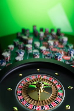 Kumarhane teması, ruleti kapat, kırmızı ve siyah numaralar. Arkaplanda çip yığını.