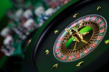 Kumarhane teması, ruleti kapat, kırmızı ve siyah numaralar. Arkaplanda çip yığını.