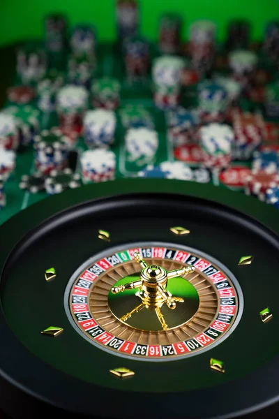 赌场主题 接近轮盘赌 红色和黑色数字 后台堆积如山的芯片 — 图库照片
