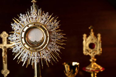 Katolik dini kavramı. Katolik sembolleri: Haç, Monstrance ve Altın Kadeh.