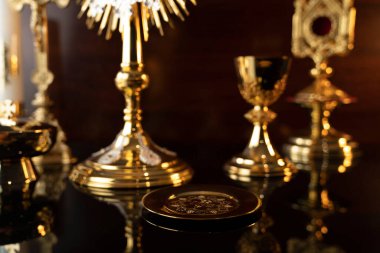 Katolik dini kavramı. Katolik sembolleri: Haç, Monstrance ve Altın Kadeh.