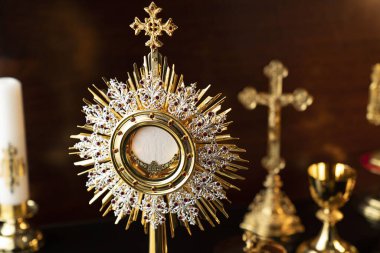 Katolik dini kavramı. Katolik sembolleri: Haç, Monstrance ve Altın Kadeh.