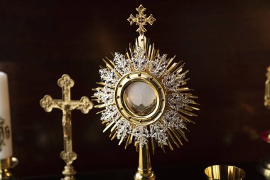 Katolik dini kavramı. Katolik sembolleri: Haç, Monstrance ve Altın Kadeh.