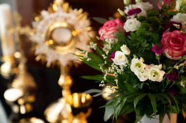 Katolik dini kavramı. Katolik sembolleri: Haç, Monstrance ve Altın Kadeh.