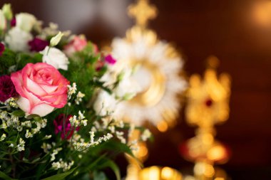 Katolik dini kavramı. Katolik sembolleri: Haç, Monstrance ve Altın Kadeh.
