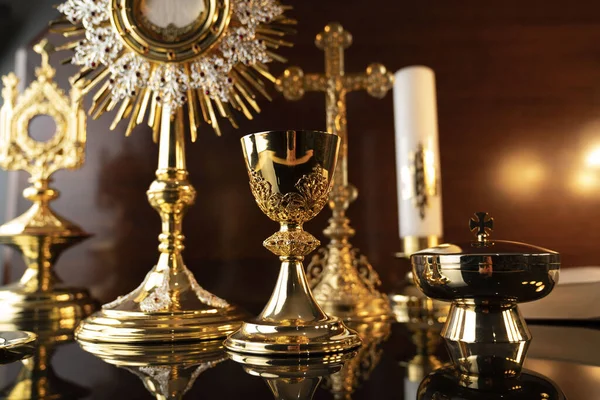Koncepcja Religii Katolickiej Kompozycja Symboli Katolickich Krzyż Monstrancja Złoty Kielich — Zdjęcie stockowe