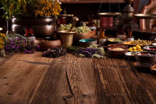 Tema Medicina Natural Ervas Secas Sortidas Tigelas Argamassa Latão Mesa — Fotografia de Stock