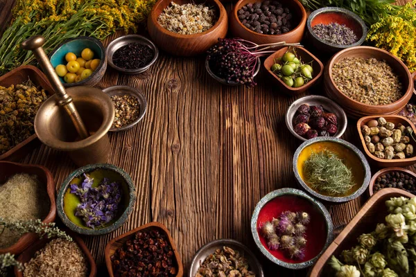 Természettudományi Téma Válogatott Száraz Fűszernövények Tálakban Sárgaréz Habarcs Rusztikus Asztalon — Stock Fotó