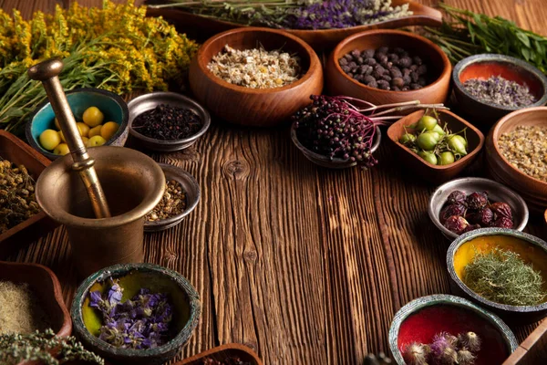 Tema Medicina Natural Ervas Secas Sortidas Tigelas Argamassa Latão Mesa — Fotografia de Stock