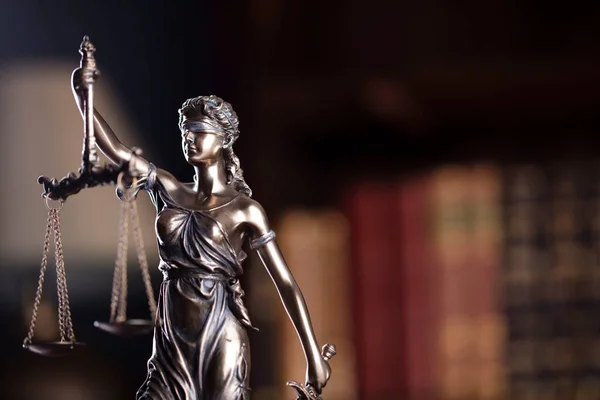 Törvény Igazságszolgáltatás Egy Szobor Ügyvédi Irodában Könyvespolc Jogi Könyvek Háttérben — Stock Fotó
