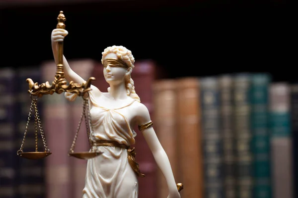 Recht Und Gerechtigkeit Themis Skulptur Anwaltsbüro Bücherregal Mit Juristischen Büchern — Stockfoto