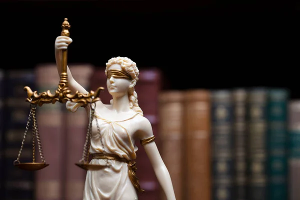 Recht Und Gerechtigkeit Themis Skulptur Anwaltsbüro Bücherregal Mit Juristischen Büchern — Stockfoto