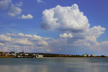 Parlak güzel bulutlar. Dağ ve orman ufukta Nehri'nin kıyısında. . Sıcak yaz ve doğanın güzelliği. Yakında yağmur yağmaya başlar.