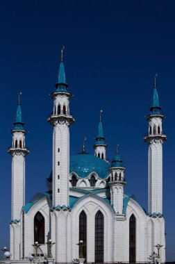 mavi kubbe ile güzel beyaz Camii. dört yüksek minare. parlak gökyüzü