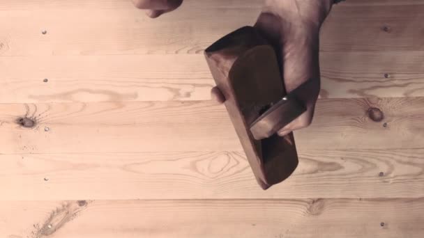 Деревянный Инструмент Верстаке Руки Рабочего Закрываются Настройка Инструментов Работы — стоковое видео