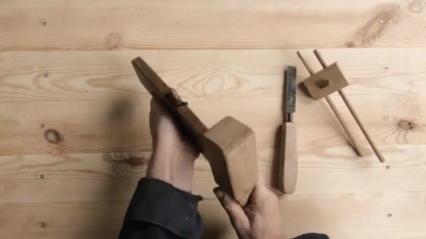 Ξύλινο Εργαλείο Για Τον Πάγκο Εργασίας Κλείνουν Χέρια Ενός Εργαζομένου — Αρχείο Βίντεο