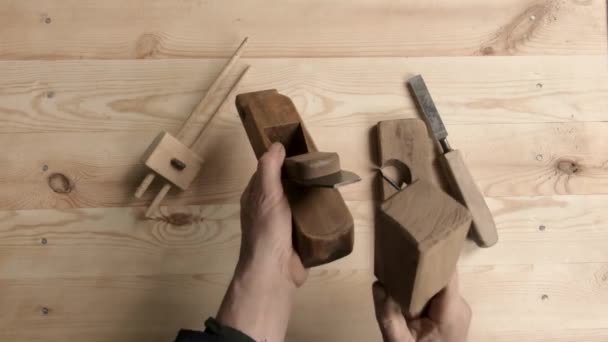 工作台上的木制工具 工人的手靠近 自定义工作工具 — 图库视频影像