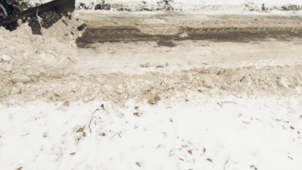 Trattore Pulisce Neve Sulla Strada Città Ruote Primo Piano — Video Stock