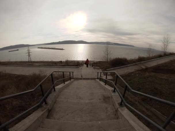 Lång Trappa Ned Till Floden Flickan Går Ner Bergen Fjärran — Stockvideo