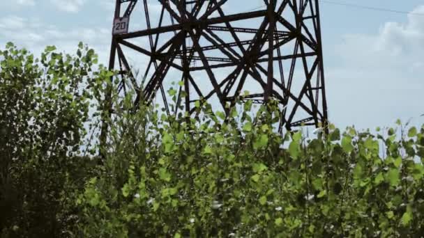 Hochspannungsmasten Bäumen Metallkonstruktion Langsame Kameraverkabelung Blauer Himmel Und Überbelichtete Wolken — Stockvideo