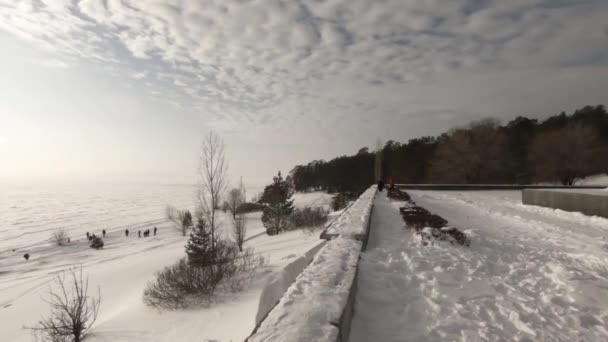 Aan Horizon Van Berg Bevroren Rivier Een Heleboel Sneeuw Displaybelichting — Stockvideo