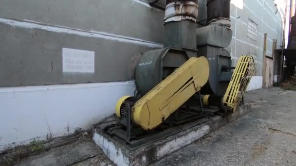 Duvarlar Beton Tuğla Eski Bitki Havalandırma Paslı Boruları Elektrik Motorları — Stok video