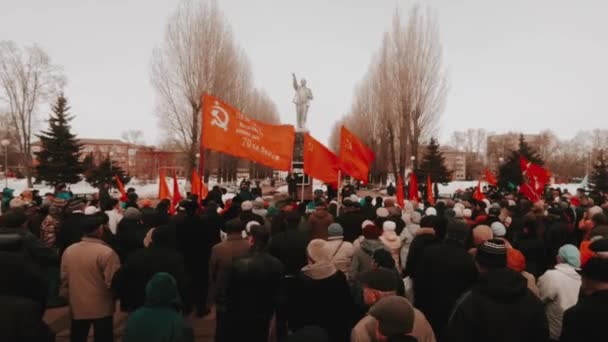 共产党在列宁纪念碑附近的集会 风中的红旗 — 图库视频影像